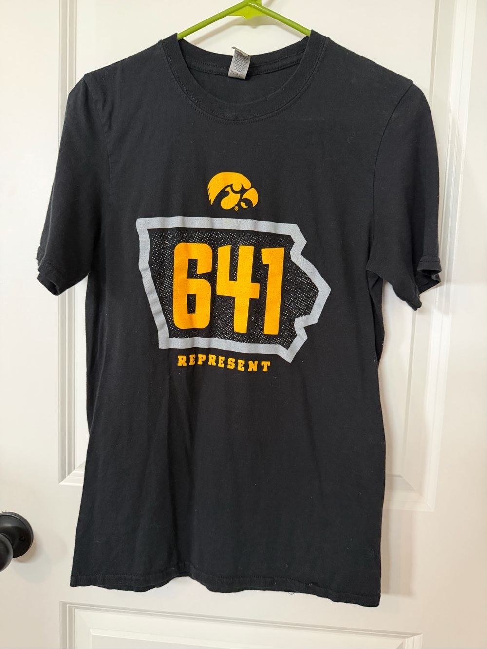 Gildan Black Short-Sleeve Iowa 641 Iowa Hawkeyes Represent Tee